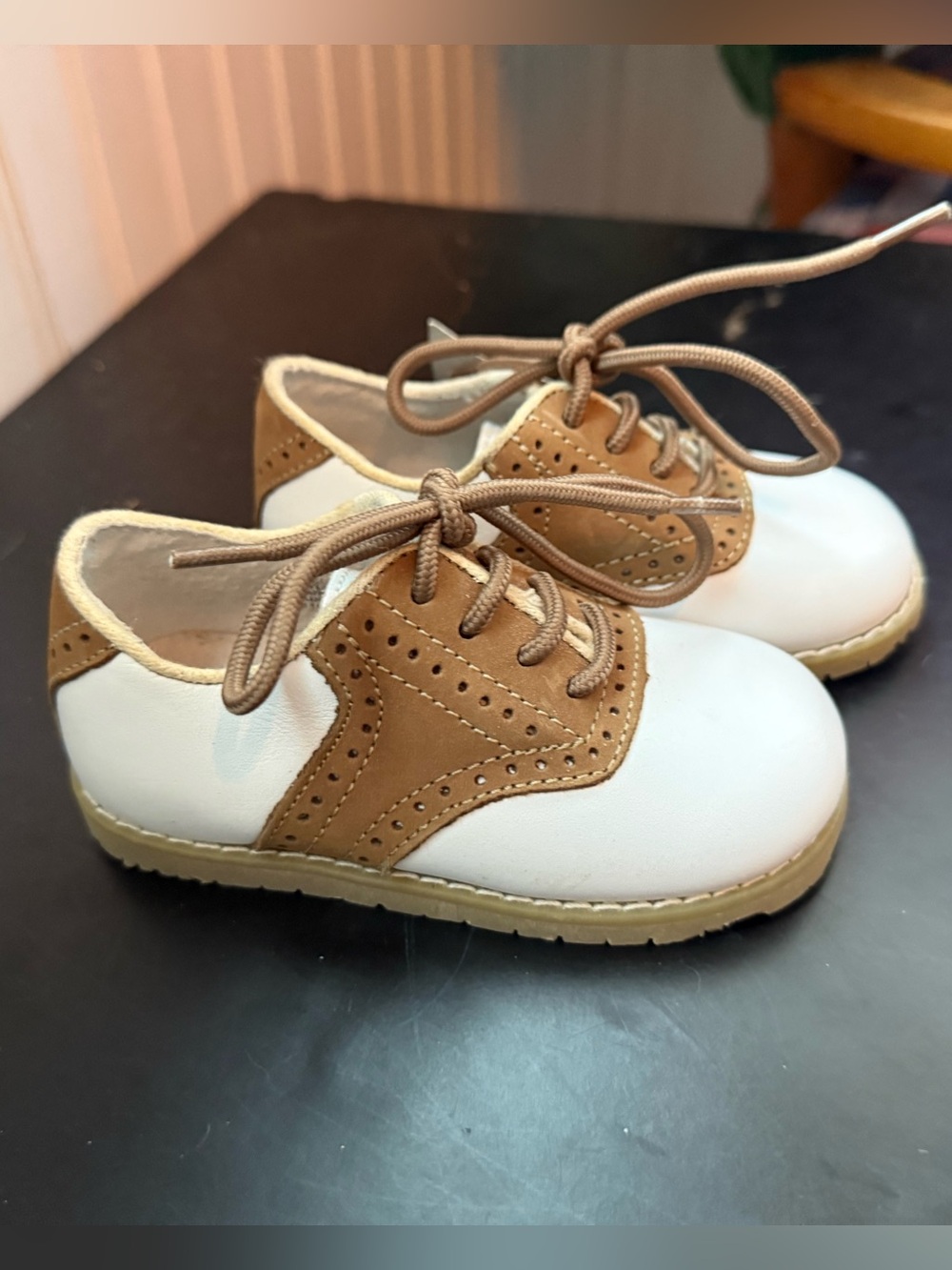 L'Amour Boys White/Khaki Leather Oxfords - Size 7
